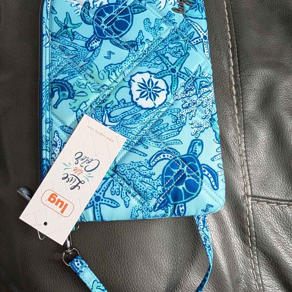 Lug Blue Sea Turtle Wristlet